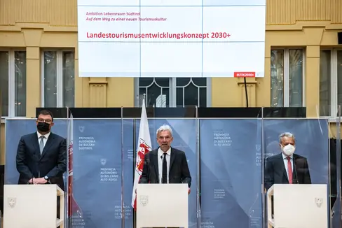 La prospettiva futura per il turismo altoatesino assieme a Eurac Resarch e IDM Alto Adige al centro della conferenza stampa odierna. Nella foto, da sx, Hansi Pichler, l'assessore Arnold Schuler e il professor Harald Pechlaner. (Foto: ASP/Ivo Corrà)