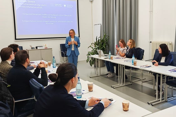 Con i fondi UE in Alto Adige vengono finanziate molte opere; l’Europa fa molto per noi e investe nelle persone e nelle infrastrutture locali. Cerchiamo di trasmettere questo valore aggiunto ai cittadini e alle cittadine”, ha sottolineato l’assessora provinciale all’Europa Magdalena Amhof durante l’incontro con i referenti comunali all’UE. (Foto: USP/Ursula Pirchstaller)