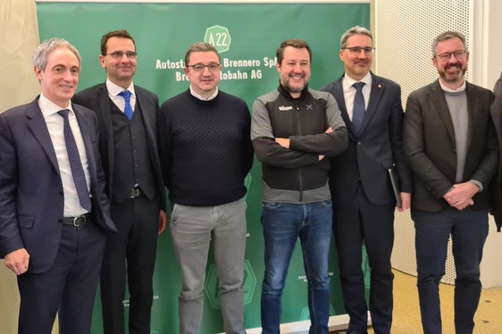 Die A22 war heute Thema in Trient: (v. l.) der technische Generaldirektor der A22, Carlo Costa, Geschäftsführer Diego Cattoni, Präsident Hartmann Reichalter, der Trentiner Landeshauptmann Maurizio Fugatti, Infrastrukturminister Matteo Salvini, Landeshauptmann Arno Kompatscher, der Bürgermeister von Trient, Franco Ianeselli, und der Trentiner Landesrat Roberto Failoni (Foto: Region/Davide Cordua)