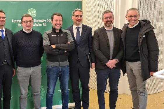 Da sinistra il direttore generale di A22 Carlo Costa, l'amministratore delegato Diego Cattoni, il presidente Hartmann Reichalter, il presidente della Provincia autonoma di Trento Maurizio Fugatti, il ministro dei Trasporti Matteo Salvini, il presidente della Provincia autonoma di Bolzano Arno Kompatscher, il sindaco di Trento Franco Ianeselli e l'assessore provinciale trentino Roberto Failoni (Foto: Ufficio stampa Regione Autonoma Trentino-Alto Adige/Südtirol-Davide Cordua)