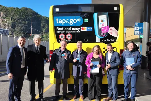 Alla presentazione dell'iniziativa tap&go (da sinistra): l'assessore provinciale Daniel Alfreider, Gerhard Brandstätter (presidente Cassa di Risparmio), Alberto Naef (direttore generale Banca Popolare), Herbert Von Leon (presidente Raiffeisenverband), Astrid Kofler (presidente Sasa), Joachim Dejaco (direttore generale Sta - Strutture Trasporto Alto Adige SpA) e Ruggero Rossi De Mio (direttore generale Sasa). (Foto: USP/Bruno Benedetto)