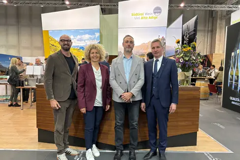 L'assessore provinciale Luis Walcher (primo da destra) con (da sinistra) Eduard Bernhart (direttore del Consorzio Vini dell'Alto Adige), Margit Gamper (IDM) e Andreas Kofler (presidente del Consorzio Vini dell'Alto Adige). (Foto: USP/Dipartimento Agricoltura, Foreste e Turismo/sp)