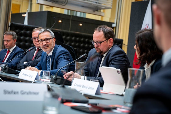 Parlando delle politiche di valorizzazione dei territori rurali, il presidente Kompatscher ha spiegato che per quanto riguarda la provincia di Bolzano, un punto strategico è dato “dall’impegno nel garantire elevata qualità di vita nei territori rurali, sia dal punto di vista culturale sia delle infrastrutture e dei servizi”. (Foto: USP/Fabio Brucculeri)