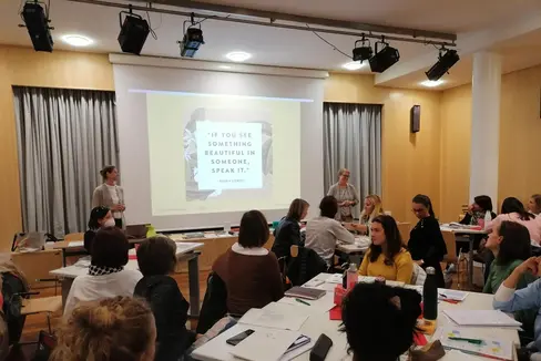 Cun ncuei se stluj ju i Dis pedagogics metui a jì dala Ntendënza ladina per duta la nseniantes y i nsenianc dla scoles y l’educadëures dla scolines ladines. (Foto: USP)