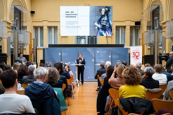 „Es ist an der Zeit, dass wir diese Veränderungen nicht nur fordern, sondern diese umgesetzt werden, falls notwendig auch durch die Streichung öffentlicher Beiträge, wenn es weiterhin heißt ‚wir hätten ja eine Frau genommen, aber keine gefunden‘“, forderte Ulrike Oberhammer, die Präsidentin des Landesbeirats für Chancengleichheit für Frauen. (Foto: LPA/Fabio Brucculeri)