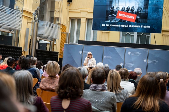 Nadia Mazzardis die Stellvertreterin des Landesbeirats für Chancengleichheit für Frauen betonte: Die Datenbank ADA verwandelt Kompetenz in konkrete Zugänglichkeit: eine Plattform, die Talent auffindbar macht und es ermöglicht, Expertinnen aus verschiedenen Bereichen kennenzulernen und zu finden. Keine Ausreden und keine Alibis mehr für rein männlich besetzte Podien. (Foto: LPA/Fabio Brucculeri)