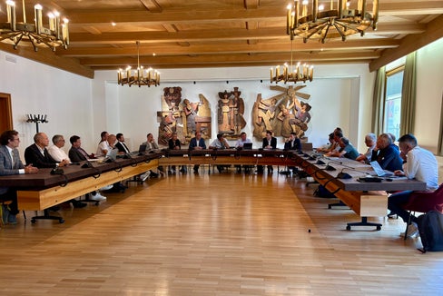 Beim Treffen im Gemeinderatssaal im Rathaus von St. Ulrich ging es darum, wirksame Maßnahmen auf den Weg zu bringen, um die Lebensqualität für die einheimische Bevölkerung langfristig zu schützen. (Foto: LPA/Ressort Landwirtschaft, Forstwirtschaft und Tourismus/Sabine Pitscheider)