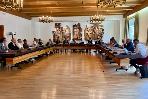 Durante l'incontro, tenutosi nella sala del Consiglio comunale di Ortisei, l'attenzione si è concentrata sull'attuazione di misure efficaci per proteggere la qualità della vita della popolazione locale a lungo termine. (Foto: USP/Dipartimento Agricoltura, Foreste e Turismo/Sabine Pitscheider)