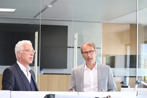 Cooperazione per la protezione della popolazione: il coordinatore Rai,Zeno von Braitenberg, (a sinistra) con il direttore della Protezione civile, Klaus Unterweger, nel Centro funzionale provinciale (Foto: ASP/Maja Clara)