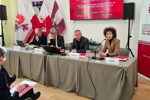 Der Euregio-Dienstag in der Casa Moggioli mit (v.r.) Elisa Bertò, Christoph von Ach, Francesco Palermo und Giulio Maria Salerno (Foto: Presseamt Trentino)