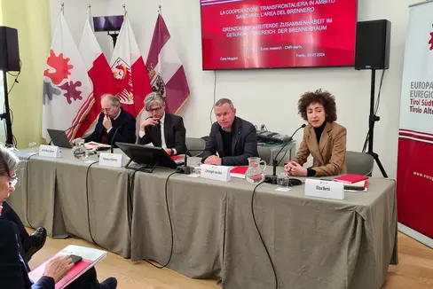 Der Euregio-Dienstag in der Casa Moggioli mit (v.r.) Elisa Bertò, Christoph von Ach, Francesco Palermo und Giulio Maria Salerno (Foto: Presseamt Trentino)