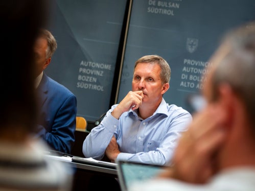 È importante per noi non aspettare che le misure vengano prescritte, ma agire concretamente in linea con le nostre idee in termini di sostenibilità, ha dichiarato l'assessore provinciale Luis Walcher. (Foto: ASP/Fabio Brucculeri)