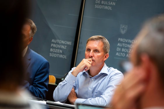 È importante per noi non aspettare che le misure vengano prescritte, ma agire concretamente in linea con le nostre idee in termini di sostenibilità, ha dichiarato l'assessore provinciale Luis Walcher. (Foto: ASP/Fabio Brucculeri)