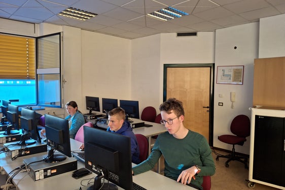 Karin Thaler, David Gurschler und Matthias Lang der Fachschule Salern rätselten beim Quiz Politische Bildung. (Foto: LPA/Tanja Rastner)