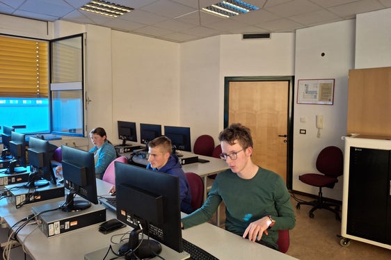Karin Thaler, David Gurschler und Matthias Lang der Fachschule Salern rätselten beim Quiz Politische Bildung. (Foto: LPA/Tanja Rastner)
