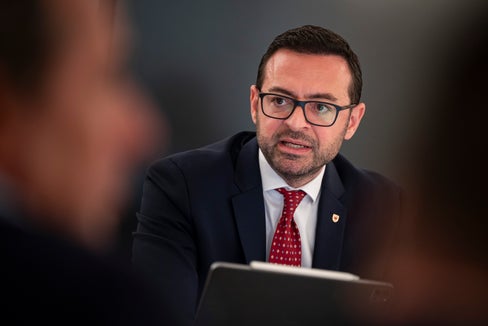 L'assessore provinciale allo Sviluppo economico Marco Galateo ha fornito ai sindaci locali alcune informazioni sui siti di lavorazione della ghiaia di Ora e di Egna. (Foto: USP/Fabio Brucculeri)