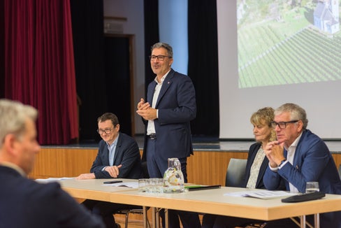 Gemeinsam können wir den Weg zu einer klimaneutralen Zukunft Südtirols ebnen und deswegen gehen wir gemeinsam positiv und mit Überzeugung ans Erstellen und Umsetzen der Klimapläne, sagte Landeshauptmann Arno Kompatscher (2. von links) bei der Vorstellung des Klimaplans der Gemeinde Jenesien mit Klimaschutzressortdirektor Alexander Gruber (1. von links), Gemeindereferentin Monika Mair (3. von links) und Gemeindenverbandspräsident Andreas Schatzer. (Foto: LPA/Patrizia Corriero)