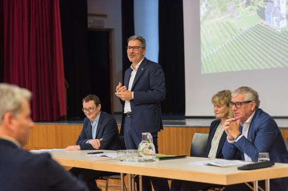 “Insieme possiamo spianare la strada verso un futuro climaticamente neutrale per l'Alto Adige e per questo stiamo collaborando positivamente e con convinzione alla stesura e all'attuazione dei Piani clima”, ha dichiarato Kompatscher (secondo da sinistra) alla presentazione del Piano clima del Comune di San Genesio con Gruber (primo da sinistra), Mair (terza da sinistra) e Schatzer. (Foto: USP/Patrizia Corriero)
