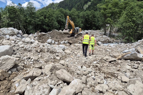 Im Steinzgerbach in Antholz-Obertal gerieten etwa 20.000 Kubikmeter Material in Bewegung; die Wildbachverbauung hat mit den Aufräum- und Wiederherstellungsarbeiten begonnen. (Foto: LPA/Amt für Wildbach- und Lawinenverbauug Ost in der Agentur für Bevölkerungsschutz)