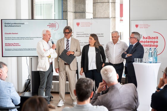 La conferenza di metà mandato ha visto l'assessore Christian Bianchi in dialogo con i partner dell'assessorato. Da sinistra a destra: il presidente dell'Ordine degli ingegneri di Bolzano Claudio Sartori, il giornalista Valentino Beccari, la vicepresidente e il presidente dell'Ordine degli architetti Stefania Saracino e Wolfgang Thaler e l'assessore Bianchi. (Foto: USP/Fabio Brucculeri)