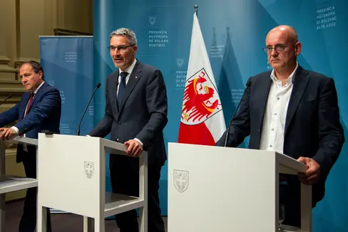 Il presidente Kompatscher, l'assessore provinciale Vettorato e il direttore dell'Agenzia per l'ambiente Flavio Ruffini (Foto: ASP/Fabio Brucculeri)