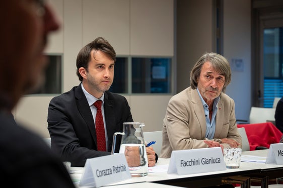Der beigeordnete Vizepräfekt Gianluca Facchini und Gesundheitslandesrat Hubert Messner setzen auf eine enge institutionenübergreifende Zusammenarbeit. Das für 2027 vorgesehene Abkommen soll die gemeinsame Suchtprävention im Schulbereich weiter festigen. (Foto: LPA/Fabio Brucculeri)