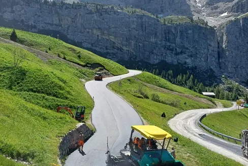 Der Dolomiten-Pass Grödner Joch verbindet Gröden mit dem Gadertal. Nach den Asphaltierungsarbeiten, die früher als geplant beendet werden konnten, ist die beliebte Passstraße wieder befahrbar. (Foto: LPA/Straßendienst Salten-Schlern)