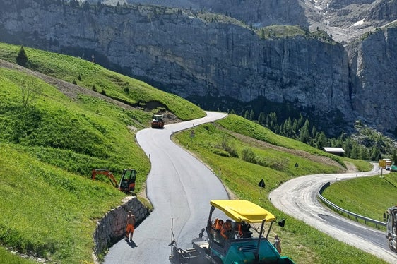 Il Passo Gardena collega la Val Gardena con la Val Badia. Dopo i lavori di asfaltatura, che sono stati completati prima del previsto, la famosa strada del passo è nuovamente percorribile in tutta sicurezza. (Foto: USP/Servizio strade Salto-Sciliar)