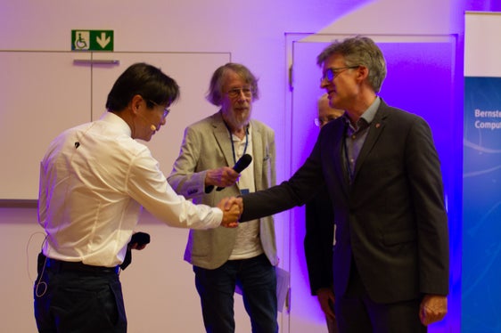 Manuel Gatto (rechts) gratulierte Neurowissenschaftler Xiao-Jing Wang (links) zur Auszeichnung mit dem Valentin Braitenberg Award. Das Land stiftet dazu das Preisgeld in Höhe von 5000 Euro. (In der Bildmitte: Ad Aertsen vom Bernstein Center for Computational Neuroscience). (Foto: LPA/Elena Reiriz Martinez/Bernstein Network)