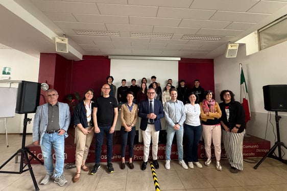 Die Schülerinnen und Schüler der fünften Klassen der Bozner Fachoberschule für Bauwesen, Umwelt und Raumplanung Delai bei der Vorstellung der beim Stadtplanungsworkshops ausgeführten Projekte. (Foto: LPA/Gianluca Crocco)