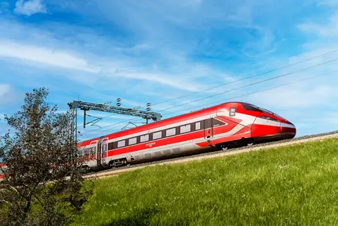 Per l’estate si prevedono 10 Frecciarossa al giorno diretti a o provenienti da Roma, due Frecciarossa aggiuntivi Milano-Bolzano sabato e domenica, nonché due collegamenti nel fine settimana tra Bolzano e Pescara per raggiungere le località balneari dell’Adriatico. (Foto: Trenitalia)