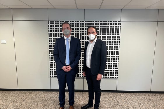 Landesrat Achammer (r.) im Austausch mit Ministerpräsident Paasch: Der Erfolg der langjährigen Zusammenarbeit beruht auf dem Engagement verschiedenster Akteure. (Foto: LPA/René Ploner)