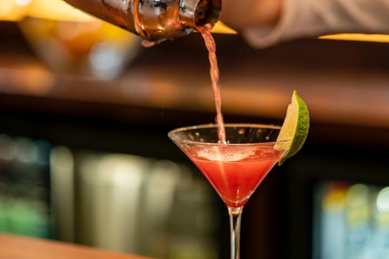 Presso le scuole professionali alberghiere Savoia e Ritz di Merano, in futuro sarà possibile ottenere la qualifica professionale di Barkeeper. Via libera dalla Giunta provinciale (Foto: unsplash)