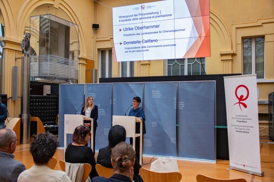 Die Spitze des Landesbeirates für Chancengleichheit, Ulrike Oberhammer (l.) und Donatella Califano (r.), bezeichneten die Preisträgerinnen als wichtige Vorbilder und Mutmacherinnen. (Foto: LPA/Greta Stuefer)