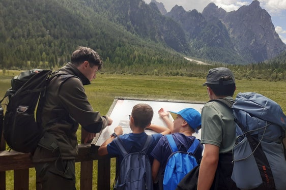 Durante le escursioni per famiglie, le guide escursionistiche del Parco naturale e il team di assistenti del Parco naturale fanno scoprire i tesori della natura in modo ludico e promuovono un approccio rispettoso nei suoi confronti. (Foto: Ufficio provinciale Natura/Bianca Müller)