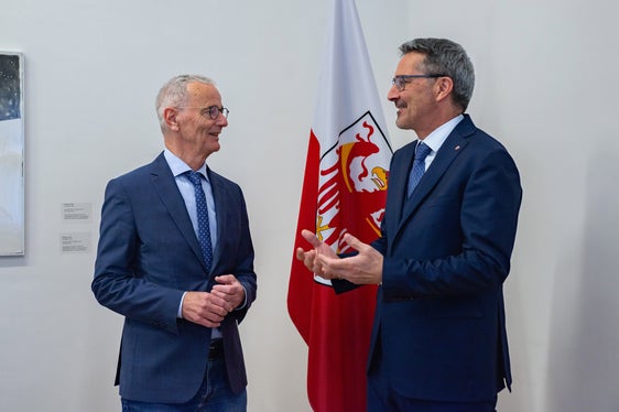 Il presidente della Provincia autonoma di Bolzano Arno Kompatscher (a destra) ha ringraziato il presidente uscente Turk per la sua neutralità e il suo impegno per garantire una corretta informazione in Alto Adige. (Foto: ASP/Greta Stuefer)