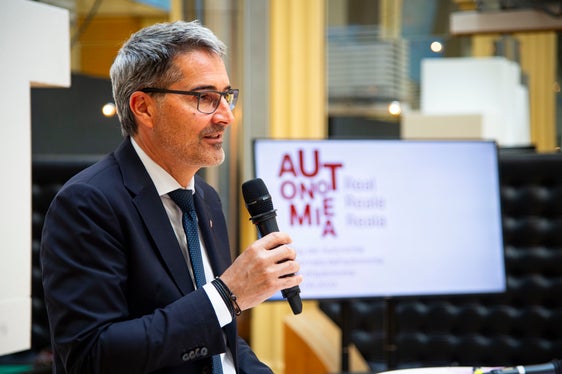 Dieser Tag soll dazu beitragen, dass wir verstärkt wahrnehmen, dass die Autonomie ein Schatz ist, betonte Landeshauptmann Kompatscher anlässlich der Pressekonferenz zum Tag der Autonomie. (Foto: LPA/Fabio Brucculeri)