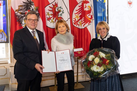 Das Ehrenzeichen des Landes Tirol für die Journalistin und Autorin Lilli Gruber (Foto: LPA/Die Fotografen)