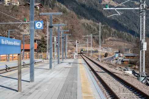 Nach Sicherungsmaßnahmen wurde am Donnerstag, 5. Februar, um 18:20 Uhr der Zugverkehr auf der Pustertalbahn nach einem Steinschlag wieder aufgenommen. Die Züge verkehren seither wieder planmäßig.
(Foto: LPA/Greta Stuefer. Die Aufnahme entstand in den Tagen vor der Wiedereröffnung der Bahnlinie nach umfangreichen Arbeiten während der Tests auf der Strecke.)