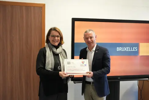 Il segretario generale dell'Euregio, Christoph von Ach, consegna la targa alla dirigente dell'Istituto di Istruzione Secondaria Superiore Galileo Galilei, Paola Burzacca (Foto: Euregio)