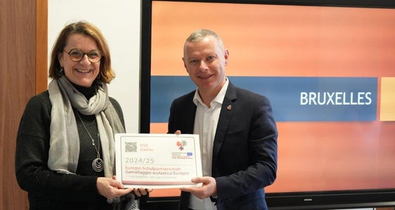 Das italienischsprachige Oberschulzentrum Galilei in Bozen, im Bild Direktorin Paola Burzacca mit Euregio-Generalsekretär Christoph von Ach, hat nun Partnerschulen in Innsbruck (HTL Anichstraße) und Trient (Istituto tecnico tecnologico Michelangelo Buonarrotti). (Foto: Euregio)