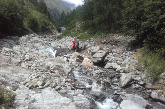 Il rio Val di Fossa deve essere ripulito dal materiale per permettere al fiume di scorrere ( Foto: Agenzia per la protezione civile/Ufficio provinciale sistemazione bacini montani ovest/Martin Eschgfäller)