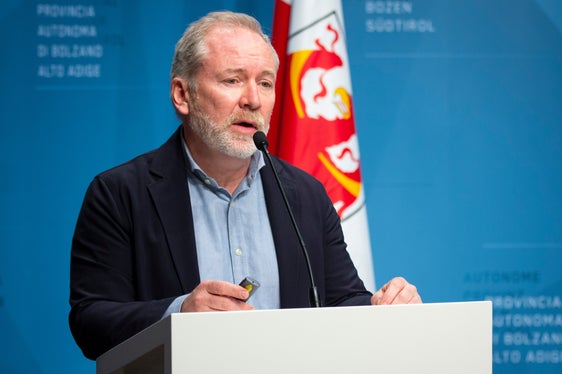 Der Direktor des Amtes für Pflegeeinstufung, Alberto Zendrini, berichtete, dass es gelungen sei, die Wartezeiten für die Einstufung von 9 Monaten auf 4,5 Monate zu halbieren. (Foto: LPA/Fabio Brucculeri)