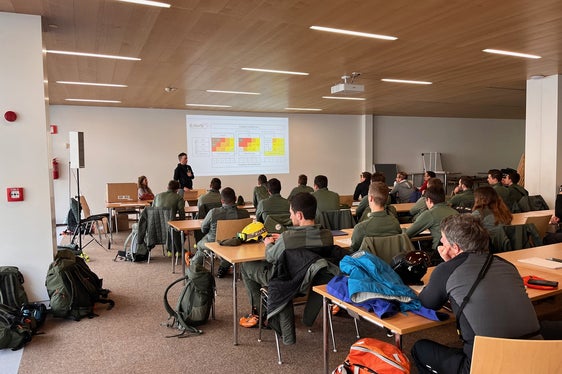 Mehrere Vorträge standen auf dem Programm der Fortbildung für Mitglieder der Gemeinde-Lawinenkommissionen, an der diesmal auch einige Jungförsterinnen und Jungförster teilnahmen. (Foto: LPA/Landesamt für Meteorologie und Lawinenwarnung)