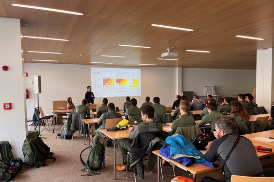 Un momento del corso al quale hanno partecipato numerosi giovani del Servizio forestale. (Foto: ASP/Ufficio provinciale meteorologia e prevenzione valanghe).