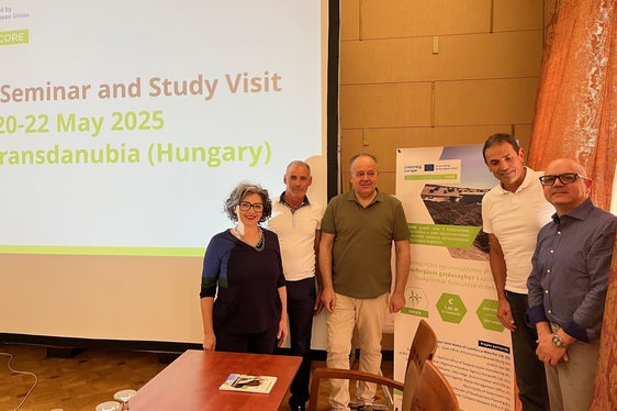 Italienische Delegation beim CORE-Treffen in Ungarn (v.l.): Elisa Poznanski (Landesamt für Abfallwirtschaft), Johann Metz von der Kompostieranlage Talair bei Schlanders, Georg Pircher und Andreas Marri (beide Landesamt für Abfallwirtschaft) und Carlo Lusi (SUMUS Italia). (Foto: LPA/Landesagentur für Umwelt und Klimaschutz)