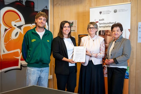 Das Jugendzentrum Fly (v.l. Präsident Alex Demattio und Geschäftsführerin Petra Wörndle) hat am 17. September von Ressortdirektorin Michela Morandini und Handelskammervizepräsidentin Johanna Falser das Dialog-Zertifikat des audit familieundberuf überreicht bekommen. (Foto: LPA/Fabio Brucculeri)