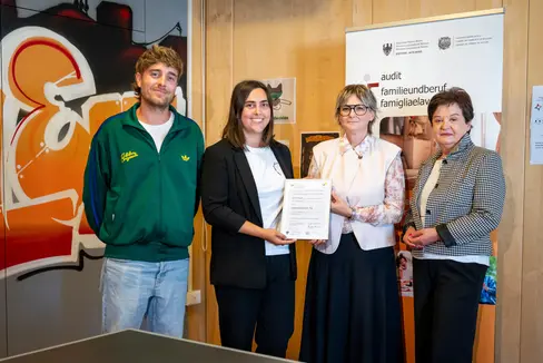 Il Centro giovani Fly (da sinistra il presidente Alex Demattio e la direttrice Petra Wörndle) ha ricevuto il 17 settembre dalla direttrice di Dipartimento Michela Morandini e dalla vicepresidente della Camera di commercio Johanna Falser il certificato Dialog dell’audit famigliaelavoro. (Foto: USP/Fabio Brucculeri)