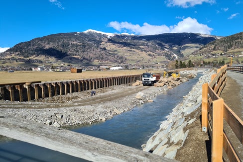 Verstärkter Hochwasserschutz am Eisack in den Gemeinden Sterzing und Pfitsch; im Bild links die mit Stahl armierte Spundwand, die im weiteren Arbeitsverlauf bedeckt wurde. (Foto: LPA/Landesamt für Wildbach- und Lawinenverbauung Nord)