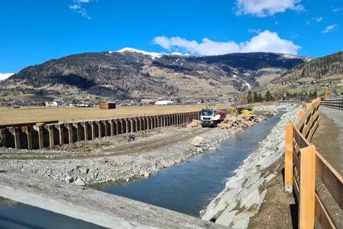 Protezione rinforzata contro le piene dell'Isarco nei comuni di Vipiteno e Vizze. Nell'immagine il muro di palancole rinforzato con acciaio, coperto nel corso dei lavori (Foto: ASP/Ufficio bacini montani Nord)